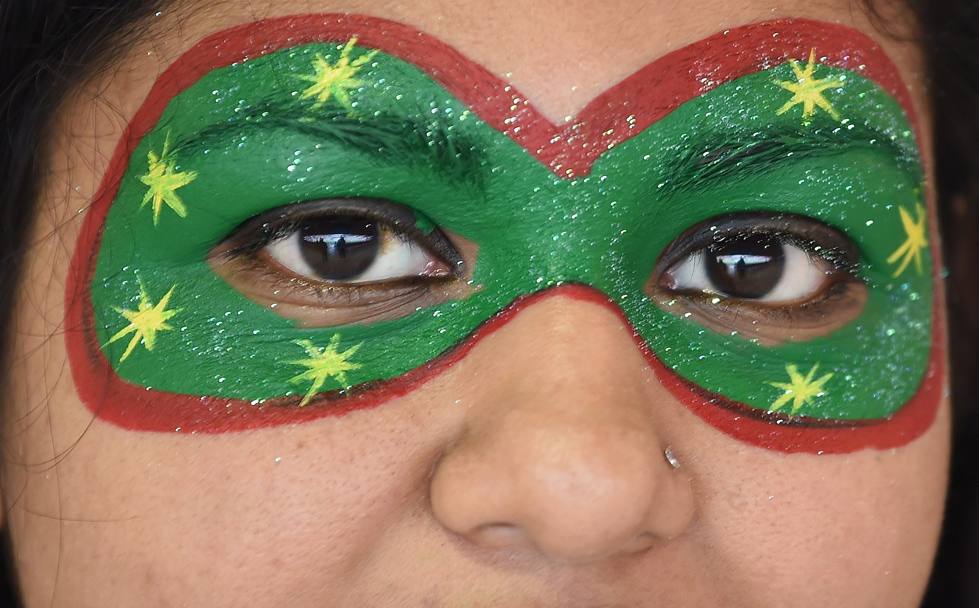 I colori della bandiera del Bangladesh sul volto di una tifosa alla Coppa del mondo di cricket in corso a Brisbane (Afp)